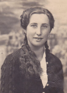 Photo ancienne d'une jeune fille qui sourit