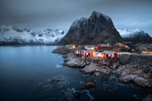 Village de pêcheurs avec maisons colorées dans les ïles Lofoten en Norvège, au bord d'un fjord.