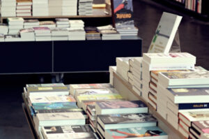 Piles de livres exposés sur une table dans une librairie.