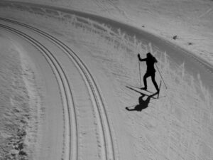 Fondeuse qui fait du skating lors d'une compétition de ski nordique.