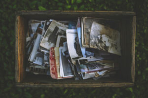Vieille boîte en bois comprenant de nombreuses photos anciennes.