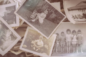 Photos anciennes posées sur une table.