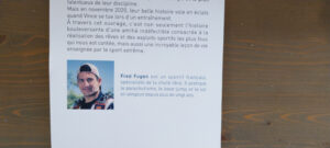 Exemple de biographie et de photo apposées sur la quatrième de couverture de l'autobiographie du wingsuiter Fred Fugen.