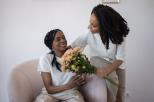 Une mère et sa fille qui s'offrent des fleurs pour consolider le lien.
